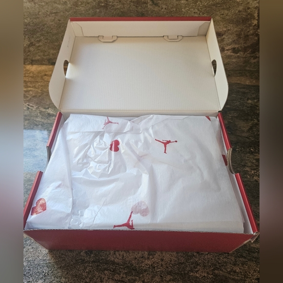 New Valentines Womens Air Jordan Low SE - Picture 5 of 5